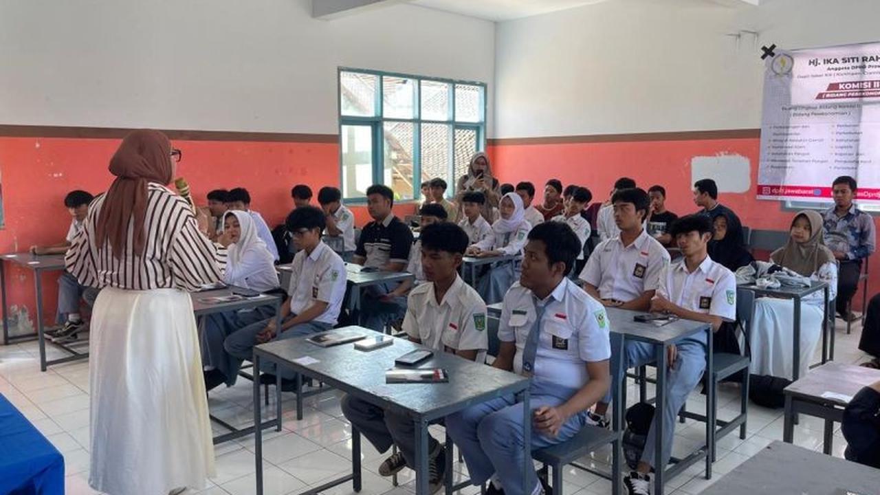 Gencarkan Edukasi Demokrasi, Legislator Jabar Sasar Pelajar di Kuningan untuk Pahami Kehidupan Bernegara