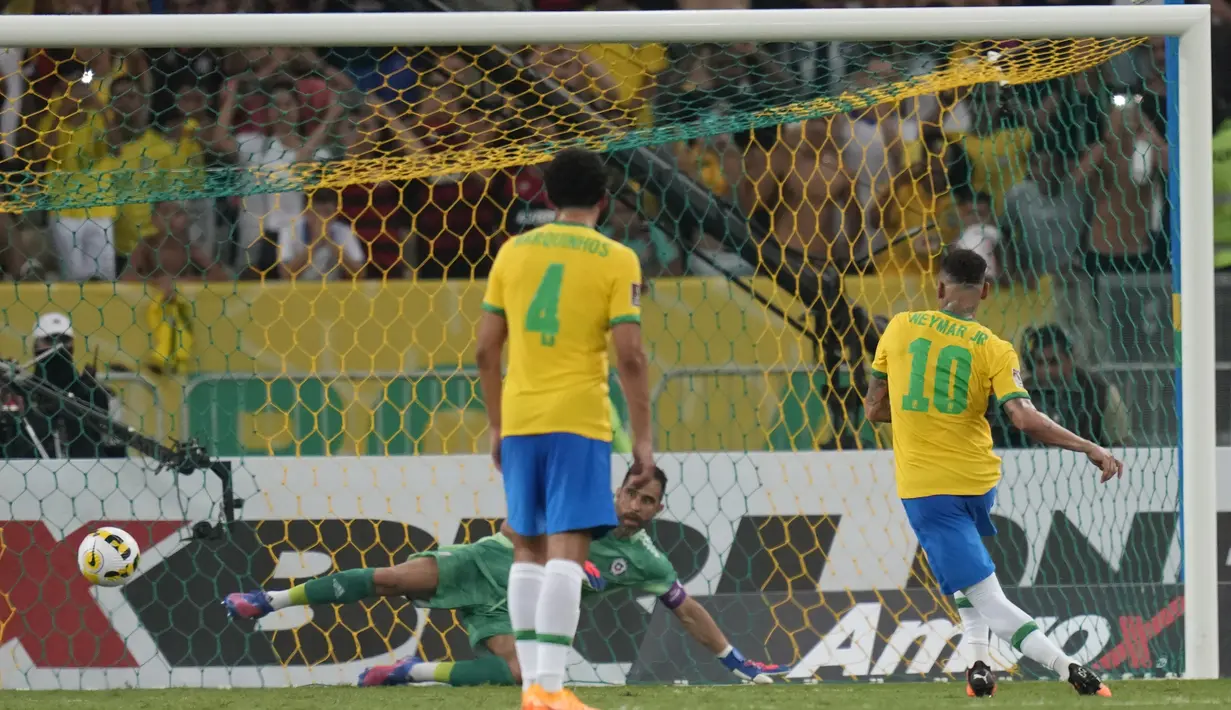 Penyerang Brasil, Neymar mencetak gol pembuka timnya dari titik penalti ke gawang Chile selama pertandingan kualifikasi Piala Dunia 2022 zona CONMEBOL di stadion Maracana di Rio de Janeiro, Brasil, Jumat (25/3/2022). Brasil menang atas Chile 4-0. (AP Photo/Silvia Izquierdo)
