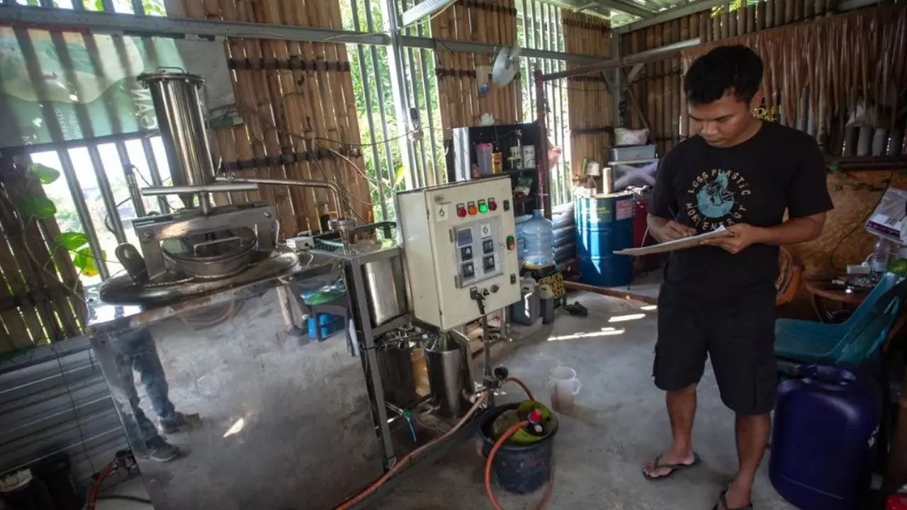 Petugas melakukan pengecekan mesin pirolisis di Pengolahan Sampah Plastik Pirolisis Yayasan Get Plastic Indonesia, Cupuwatu II, Purwomartani, Kalasan, Sleman, Yogyakarta.