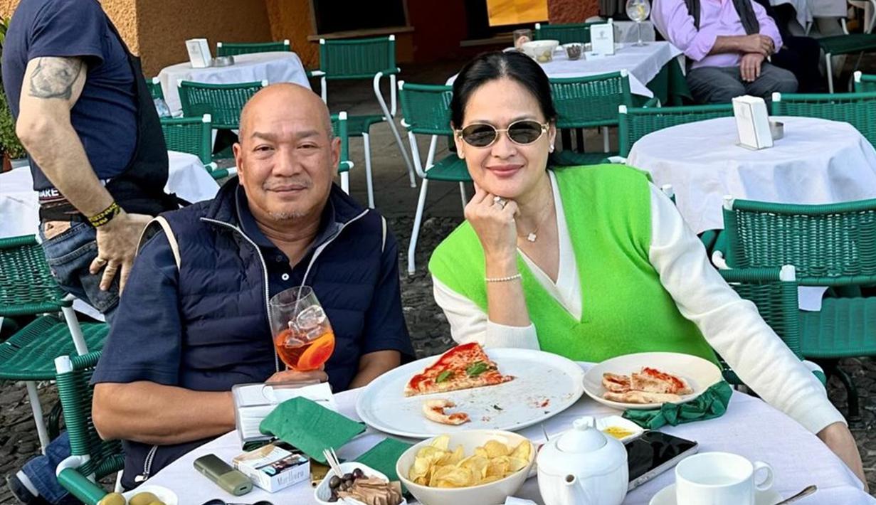 Donna Harun dinikahi Alisyahrazad Hanafiah atau yang akrab disapa Ad Hanafiah pada 2019 lalu. Pernikahan ini menjadi yang ketiga bagi Donna Harun setelah pernikahan dengan Ardy Gustav (1985-1990) dan Hendra Rahtomo (1996-2018). (Liputan6.com/IG/@donnaharunofficial)