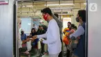 Sekelompok milenial PT KCI bernama C-Ranger membagikan masker kepada para pengguna jasa KRL di Stasiun Tanah Abang, Jakarta, Senin (17/8/2020). PT Kereta Commuter Indonesia (KCI) memperingati Hari Kemerdekaan RI dengan membagikan masker kepada para pengguna jasa KRL. (Liputan6.com/Faizal Fanani)