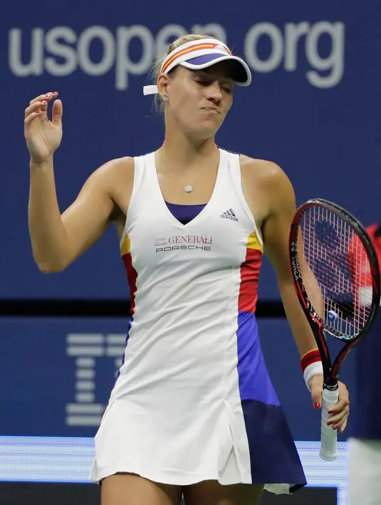 Petenis Jerman, Angelique Kerber bereaksi usai kehilangan poin atas petenis Jepang, Naomi Osaka pada putaran pertama AS Terbuka 2017 di New York, Selasa (29/8). Juara bertahan itu secara mengejutkan terhenti di putaran pertama. (AP/Frank Franklin II)