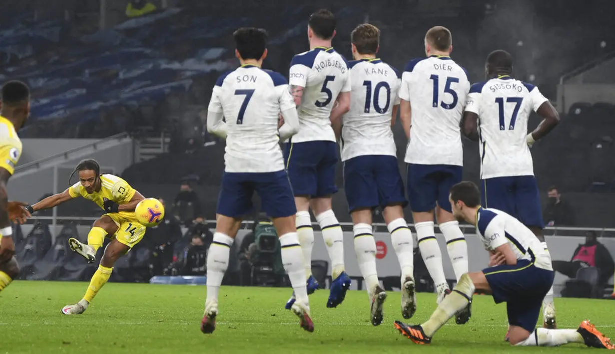 Pemain Fulham Bobby Decordova-Reid menendang bola saat melawan Tottenham Hotspur pada pertandingan Liga Inggris di Stadion Tottenham Hotspur, London, Inggris, Rabu (13/1/2021). Pertandingan berakhir dengan skor 1-1. (Shaun Botterill/Pool via AP)