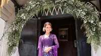 Penampilan Duma Riris, istri penyanyi Judika saat hadiri pernikahan sang adik curi perhatian. (Instagram/duma_riris).