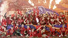 Pemain Liverpool mengangkat trofi juara Premier league 2019-2020 di Stadion Anfield, Kamis (23/7/2020) dini hari WIB. Prosesi angkat trofi juara ini dilakukan usai pertandingan Liverpool melawan Chelsea. (AFP/Phil Noble/pool)