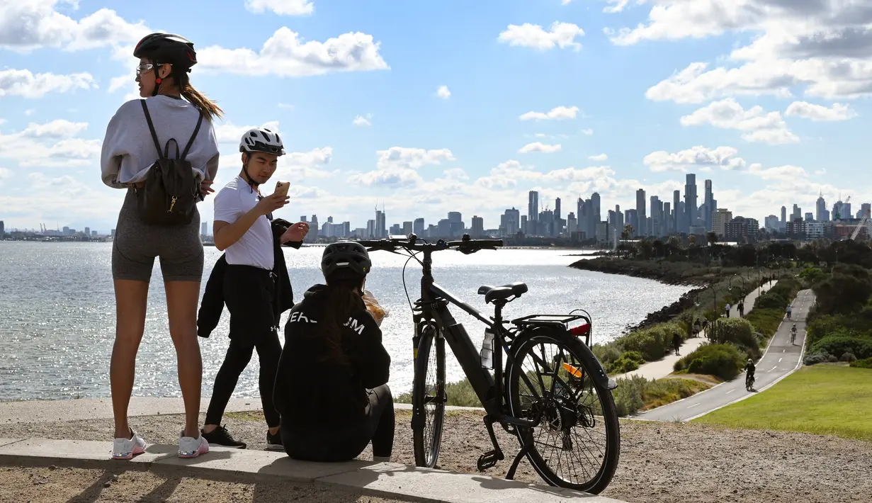 Warga memandangi cakrawala Melbourne, Australia, Kamis (19/8/2021). Melbourne melewati 200 hari dalam lockdown keras sejak dimulainya pandemi COVID-19. (William WEST/AFP)