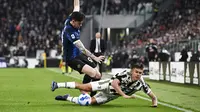 Pemain Inter Alessandro Bastoni, kiri, dan pemain Juventus Paulo Dybala berebut bola pada pertandingan sepak bola Serie A antara Juventus dan Inter Milan, di stadion Allianz di Turin, Italia, Minggu, 3 April 2022. (Fabio Ferrari/LaPresse via AP )