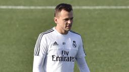 Pemain Real Madrid, Denis Cheryshev saat mengikuti latihan bersama rekannya di Valdebebas Training Ground, Madrid, Jumat (4/12/2015). (AFP Photo/Gerard Julien)