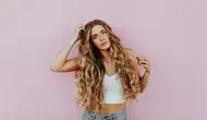 Cara Mengeritingkan Rambut dengan Catokan dan Tanpa Alat Panas agar Hasil Tahan Lama