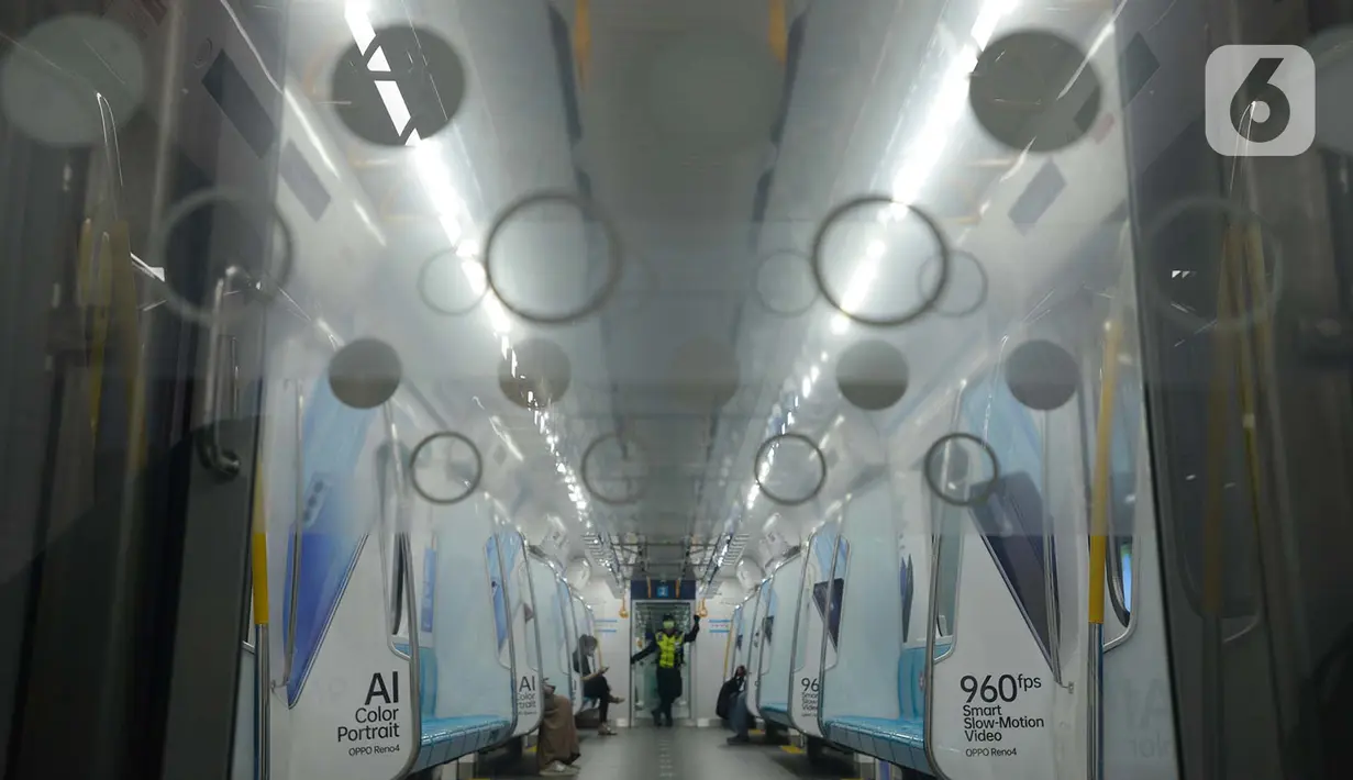 Petugas keamanan berada di dalam kereta Moda Raya Terpadu (MRT) di Jakarta, Rabu (14/10/2020). Setelah menghentikan layanan operasional karena unjuk rasa, PT MRT Jakarta pada hari ini, Rabu (13/10), kembali beroperasi secara normal. (merdeka.com/Imam Buhori)