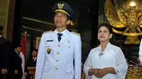Jokowi dan Iriana kompak mengenakan kemeja baju kemeja putih dengan celana jeans berwarna biru.
