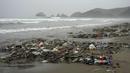 Sampah berserakan di tepi pantai Los Delfines, di distrik Ventanilla, Callao, Peru, Rabu, 2 Agustus 2023. (AP Photo/Martin Mejia)