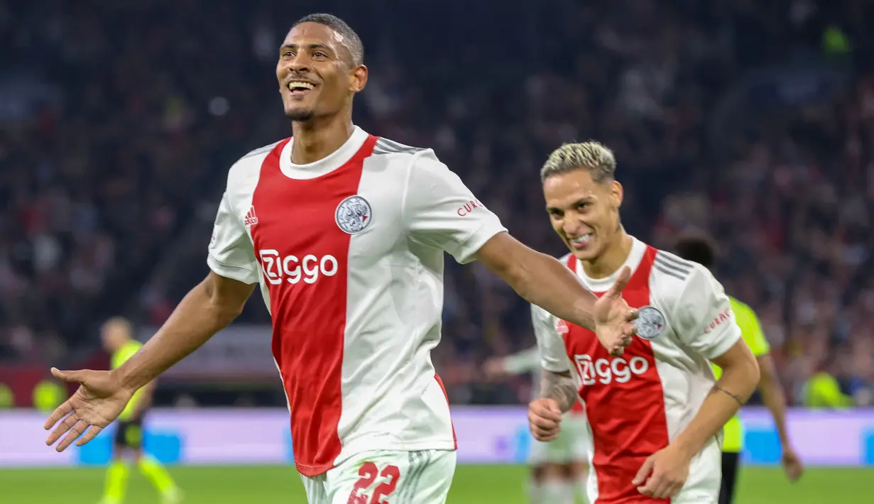 Sebastien Haller direkrut dari West Ham United pada musim lalu dengan memecahkan rekor pembelian termahal klub, yaitu 22,5 juta euro. Ia seolah menemukan ketajamannya kembali di Ajax Amsterdam. Haller tercatat sudah mencetak 14 gol dari 15 laga yang dilaluinya musim ini. (AFP/Francois Walschaerts)