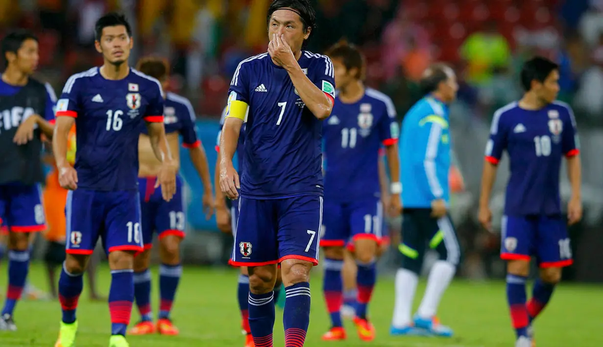 Kapten Timnas Jepang, Yasuhito Endo (depan) terlihat kecewa saat dikalahkan Pantai Gading 1-2 di laga penyisihan Piala Dunia 2014 Grup C di Pernambuco Arena, Recife, Brasil, (15/6/2014). (REUTERS/Brian Snyder)