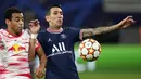 Gelandang Paris Saint Germain (PSG) Angel Di Maria berebut bola dengan gelandang RB Leipzig Tyler Adams pada matchday keempat fase grup Liga Champions di Sheriff Stadium, Kamis dinihari WIB (4/11/2021). PSG harus puas dengan skor imbang 2-2. (AP Photo/Michael Sohn)