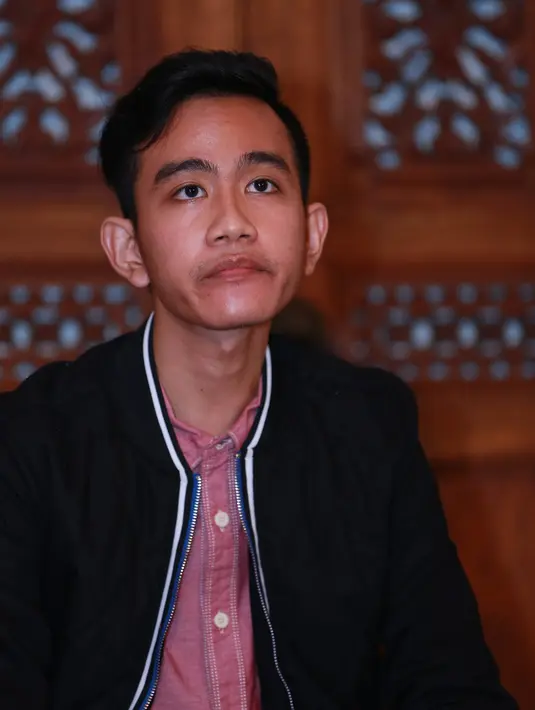 Ekspresi wajah Gibran Rakabuming Raka saat preskon pernikahan dengan Selvi Ananda (M.Akrom Sukarya/Bintang.com)
