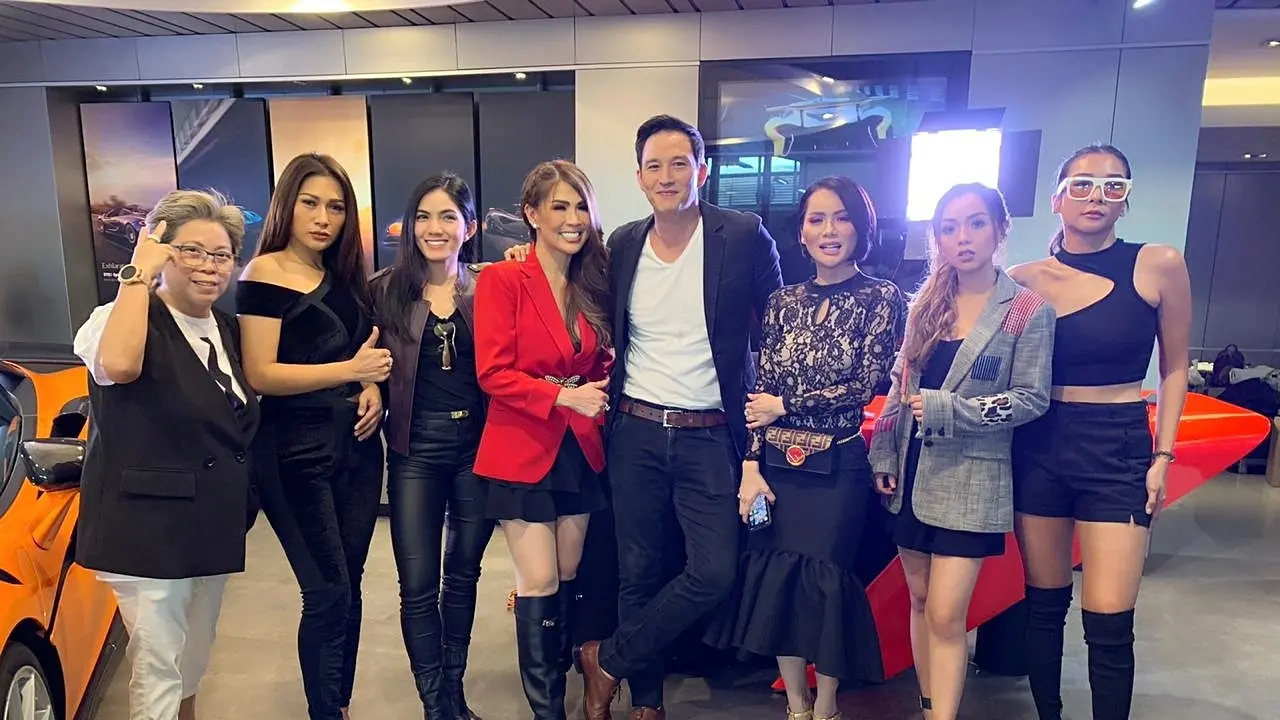 Helena Lim bersama para teman-teman artis