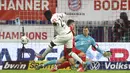 Pemain Eintracht Frankfurt, Danny da Costa, mencetak gol ke gawang Bayern Munchen pada laga Piala Jerman di Allianz Arena, Rabu (10/6/2020). Bayern Munchen menang 2-1 atas Eintracht Frankfurt. (AP/Kai Pfaffenbach)