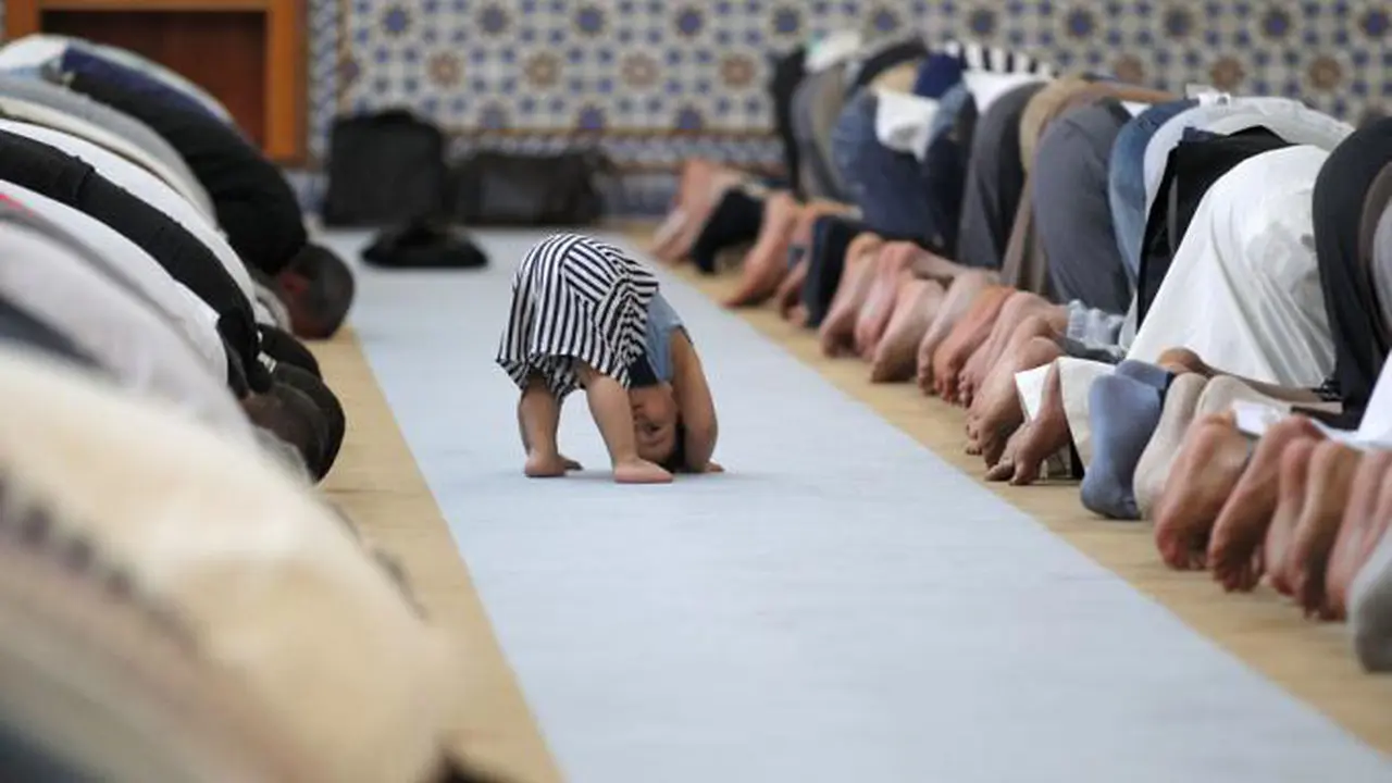 WOW! Anak 3 Tahun Ini Bangunkan Ayahnya Untuk Salat :)