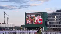 Presiden Jokowi kembali memimpin upacara penurunan bendera merah putih dalam rangka HUT ke-79 Kemerdekaan RI di IKN, Kalimantan Timur, Sabtu (17/8/2024). Kali ini, Jokowi mengenakan baju adat Banjar berwarna merah. (Liputan6.com/Lizsa Egeham)