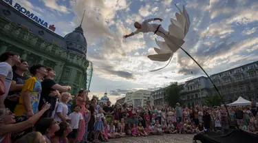 Seniman dari Flower Sway Poles Italia tampil selama festival internasional B-FIT in the Street di Bucharest, Rumania, Minggu, 2 Juli 2023. Festival teater jalanan berlangsung selama akhir pekan di ibu kota Rumania. (AP Photo/Andreea Alexandru)