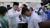 Dalam rangkaian kegiatan Festival Maulid 2018, Wali Kota Tangerang H. Arief R. Wismansyah menyerahkan sertifikat halal bagi 97 UKM dan juga menyantuni anak yatim dan dhuafa.