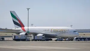 Mobil dan petugas kesehatan mengepung pesawat setelah penumpang Emirates Airline dilaporkan sakit di Bandara Kennedy New York, Rabu (5/9). Belum ada keterangan resmi tentang penyakit yang dikeluhkan penumpang serta awak pesawat itu. (AP/Bebeto Matthews)