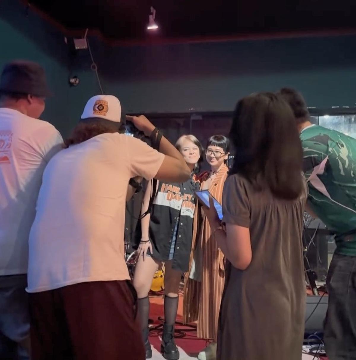 Momen Feni Rose Nonton Anaknya Manggung di Cafe, Duduk Sebelahan bak Bestie