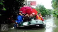 Sejumlah warga selfie diatas perahu karet saat dievakuasi petugas di perumahan Pondok Hijau Permai, Bekasi. (Liputan6.com/Gempur M. Surya)
