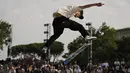 Skater asal Jepang Sora Shirai saat beraksi pada ajang Kejuaraan Dunia Skateboard Jalanan di Roma, Jumat (1/7/2022). (AP/Alessandra Tarantino)