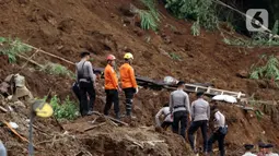 Tim SAR gabungan melakukan pencarian korban gempa Cianjur di jalur kawasan Cugenang yang longsor, Kabupaten Cianjur, Jawa Barat, Selasa (22/11/2022). Kawasan Cugenang merupakan daerah paling parah terdampak atas gempa yang mengguncang Cianjur dan sekitarnya. (Liputan6.com/Helmi Fithriansyah)