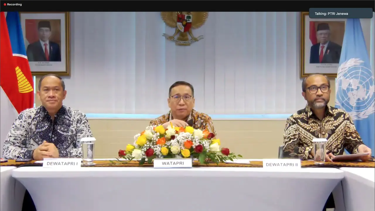 Pernyataan pers oleh Wakil Tetap RI di Jenewa Febrian A. Ruddyard (tengah), Deputi Wakil Tetap RI I untuk Jenewa Achsanul Habib (kiri) dan Deputi Wakil Tetap RI II Dandy Satria Iswara secara virtual, Selasa (3/10/2023). (Liputan6/Benedikta Miranti)