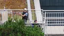 Dua anggota kepolisian saat memburu pelaku penembakan di pusat perbelanjaan Olympia, Munich, Jerman, Jumat (22/7). Pusat perbelanjaan ini berada di samping stadion Munich Olympic. (dedinac/Marc Mueller/REUTERS)