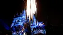 Kembang api membuat bangunan " The Wizarding World of Harry Potter " Universal Studios Hollywood menjadi meriah di California, (5/4). Hingga hari kamis pembukaan hanya dihadiri oleh para tamu saja. (REUTERS / Mario Anzuoni)