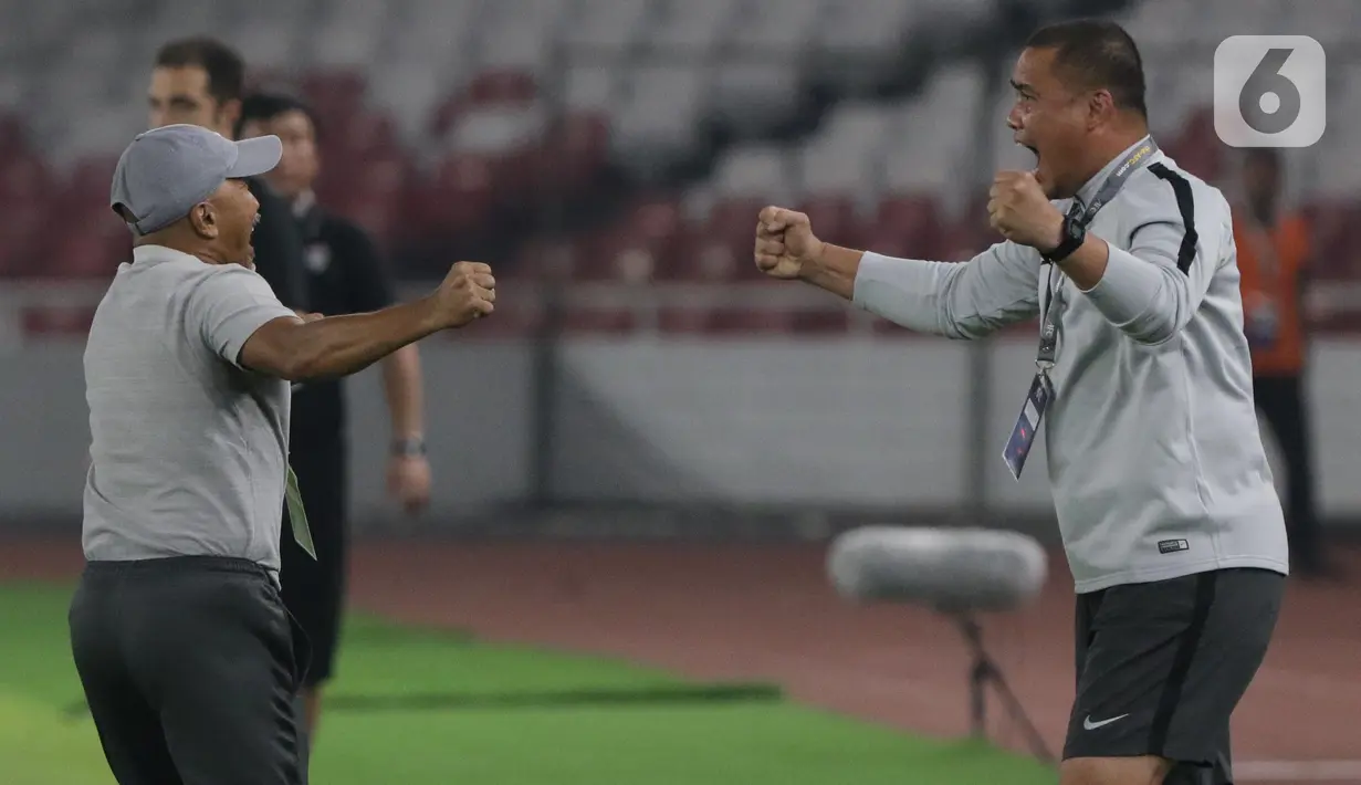 Pelatih Timnas Indonesia U-19, Fakhri Husaini (kiri) merayakan hasil imbang melawan Korea Utara pada kualifikasi Grup K Piala AFC U-19 2020 di Stadion Utama Gelora Bung Karno, Jakarta, Minggu (10/11/2019). Indonesia lolos ke putaran Piala AFC U-19 2020 Uzbekistan. (Liputan6.com/Helmi Fithriansyah)