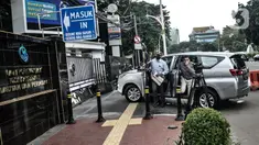 Penyidik KPK membawa peralatan dan stiker penyegelan saat mendatangi Gedung Mina Bahari Kementerian Kelautan dan Perikanan (KKP), Jakarta, Rabu (25/11/2020). Untuk diketahui, pada Rabu dini hari tadi, Menteri KKP Edhy Prabowo telah ditangkap KPK. (merdeka.com/Iqbal Nugroho)