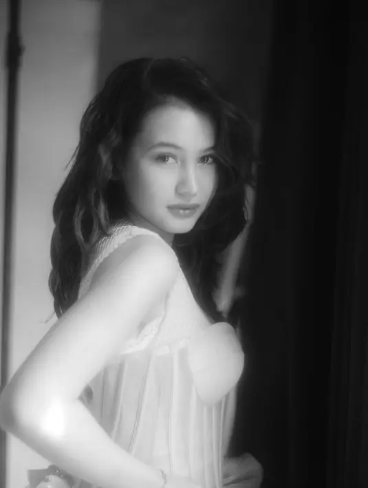 Sandrinna Michelle kembali memancarkan aura cantiknya dengan gaya era Victorian [@sandrinna_11]