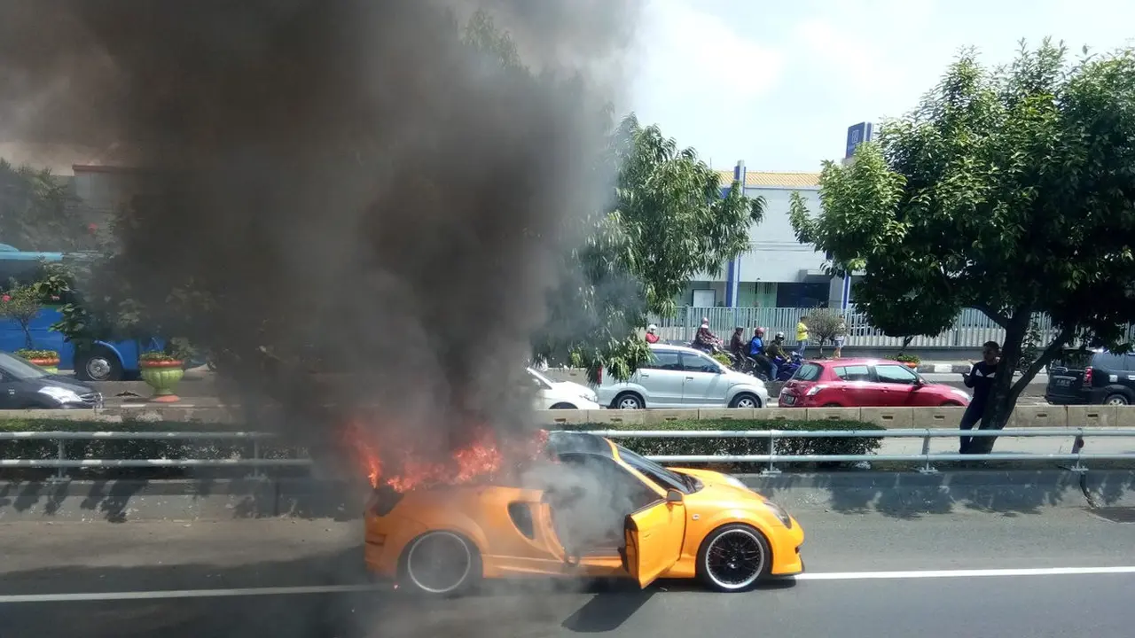 Mobil terbakar