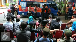 Masyarakat mengantre untuk menukarkan uang baru di Blok M, Jakarta, Senin (19/12). Uang rupiah kertas yang baru terdiri atas nilai nominal Rp 100 ribu, Rp 50 ribu, Rp 20 ribu, Rp 10 ribu, Rp 5.000, Rp 2.000, dan Rp 1.000. (Liputan6.com/Angga Yuniar)