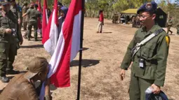 Bagas terlihat sangat gagah saat mencium sang bendera merah putih. Tak banyak yang mengetahui bahwa kakek Bagas merupakan purnawirawan Perwira Angkatan Darat. (Liputan6.com/IG/@arzetibi)