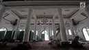Sejumlah orang beristirahat di dalam Masjid Jami Al-Makmur yang terletak di Cikini, Jakarta, Rabu (23/5). Masjid peninggalan Raden Saleh, sang maestro lukis Indonesia ini berdiri sejak tahun 1860-an di pinggir Kali Ciliwung. (Merdeka.com/Iqbal S Nugroho)