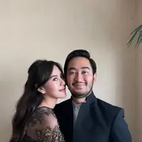 Syahnaz Sadiqah bersama sang suami, Jeje Govinda, tampil serasi dalam balutan busana serba hitam. Syahnaz dengan kebaya berpayet, sedangkan Jeje dengan beskap hitam. [@syahnazs]