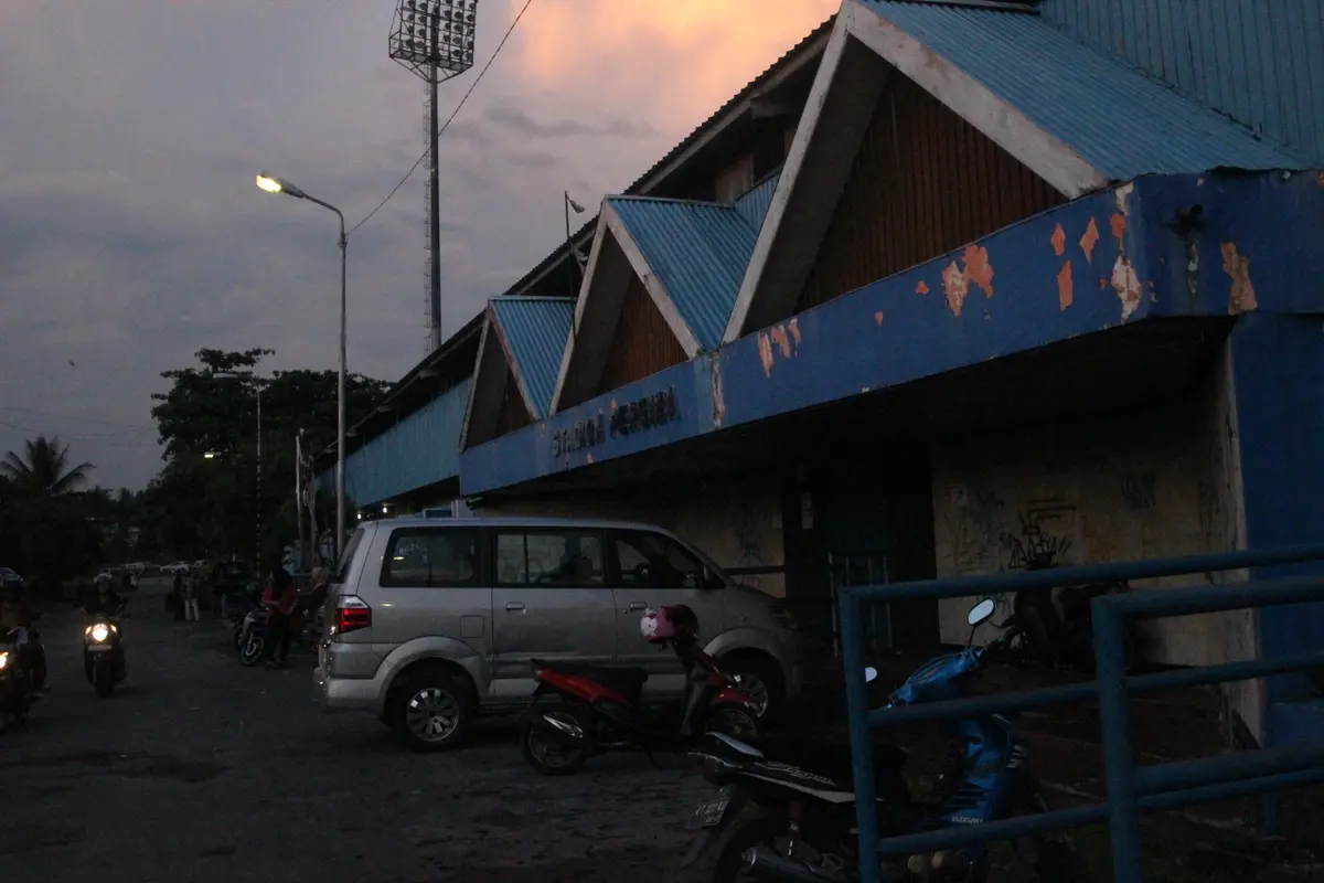 Persiba Balikpapan meninggalkan Stadion Parikesit. (Liputan6.com/Abelda Gunawan)