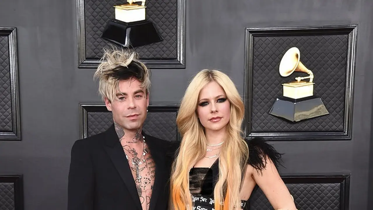 Mod Sun dan Avril Lavigne di Grammy Awards 2022. (Jordan Strauss/Invision/AP)