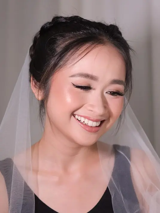 Sementara di hari pernikahan, makeup Gritte terlihat lebih elegan. Sang MUA tampak memoles wajahnya dengan makeup natural flawless bernuansa nude pinkish. [Instagram/victoria_makeupatelier]