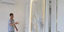 Pasangan selebriti Eza Gionino dan Meiza Aulia Coritha baru saja menempati rumah baru. Meski belum rampung di beberapa bagian, tapi rumah pasangan yang menikah pada 2018 silam itu terlihat megah dan mewah. Berikut beberapa potretnya. [Youtube/Mulia Mas TV]