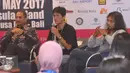 Gilang Ramadhan (tengah) memberi keterangan saat jumpa pers Bali Blues Festival 2017 di Kantor Kementerian Pariwisata, Jakarta, Rabu (17/5). (Liputan6.com/Helmi Afandi)