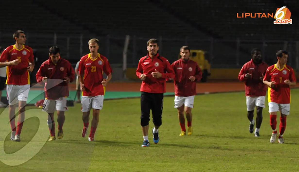 Kapten Timnas Kyrgyzstan Mirlan Murzaev (celana hitam) memimpin rekan setimnya berlari mengelilingi Stadion GBK Jakarta (Liputan6.com/ Helmi Fithriansyah)