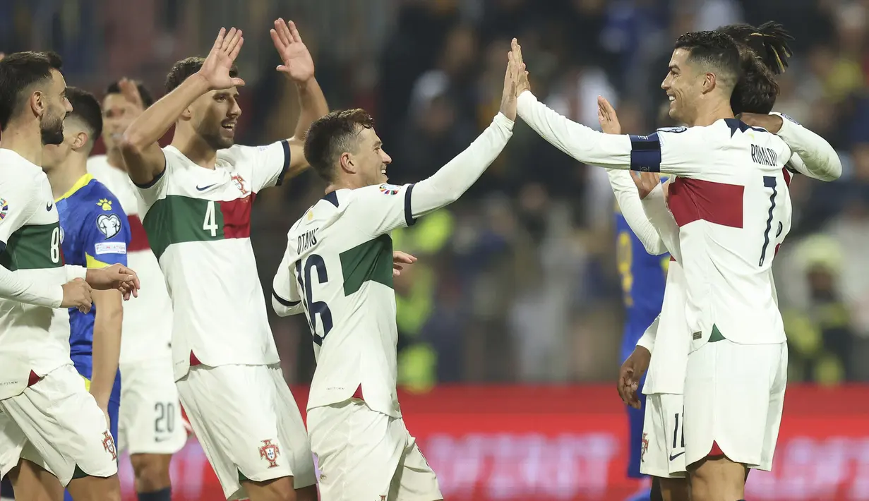 Selebrasi para pemain Timnas Portugal setelah Cristiano Ronaldo (kanan) mencetak gol kedua ke gawang Bosnia Herzegovina pada laga lanjutan Grup J Kualifikasi Euro 2024 di Stadion Bellino Polje, Selasa (17/10/2023) dini hari WIB. (AP Photo/Armin Durgut)