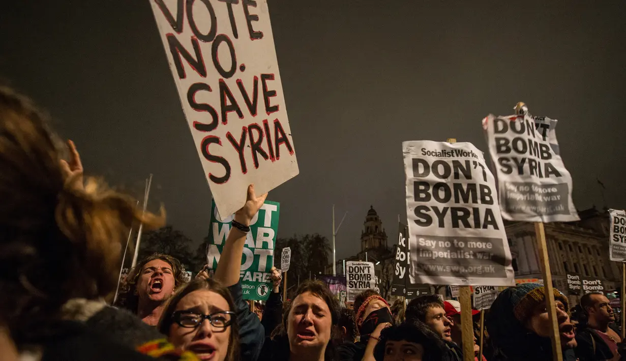 Pengunjuk rasa anti-perang mengelar aksi usai pemungutan pemerintah Inggris pada aksi militer terhadap Negara Islam (IS) Suriah di London (2/11). Parlemen Inggris menyetujui serangan udara terhadap kelompok ISIS di Suriah. (AFP PHOTO/CHRIS Ratcliffe)